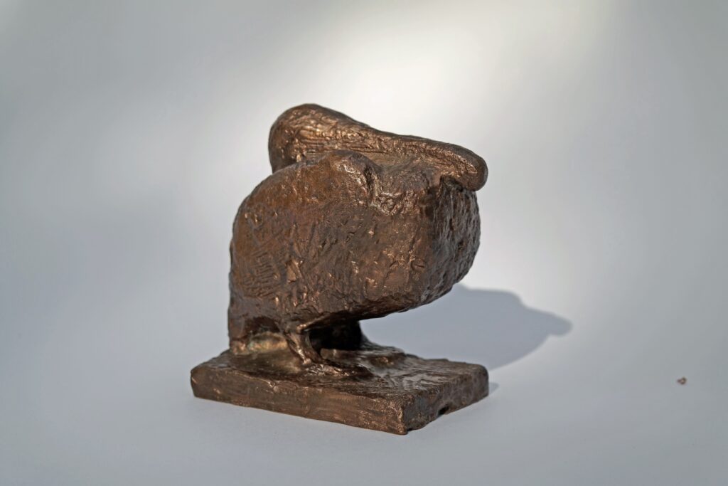 Philipp Harth Pelikan mit eingezogenem Hals 1954 Kleinplastik Bronze Pelican with retracted neck small sculpture